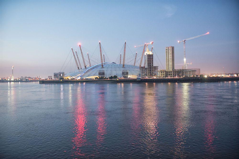 Radisson Blu Hotel, London Canary Wharf East Exterior photo